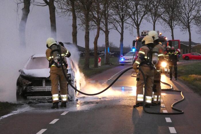 Auto vliegt onder het rijden in brand