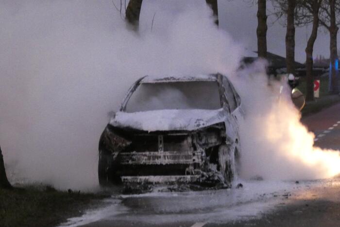 Auto vliegt onder het rijden in brand