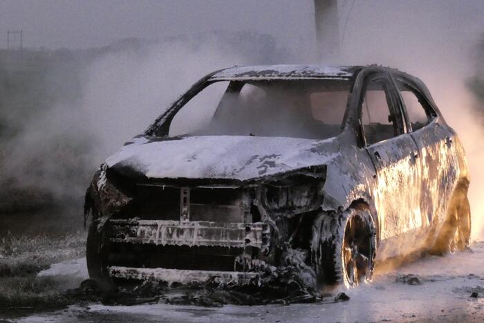 Auto vliegt onder het rijden in brand