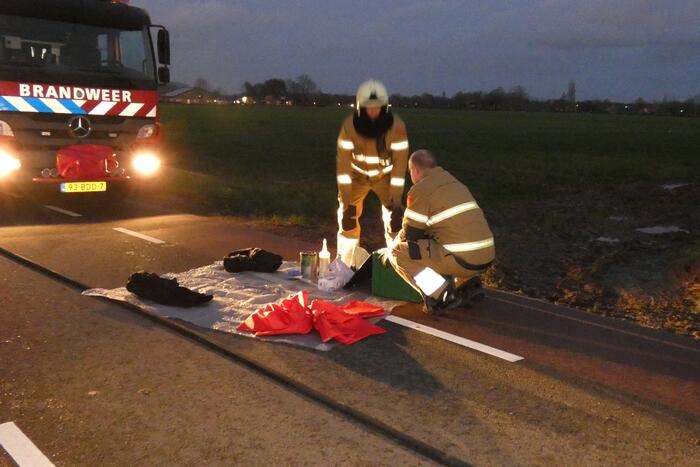 Auto vliegt onder het rijden in brand