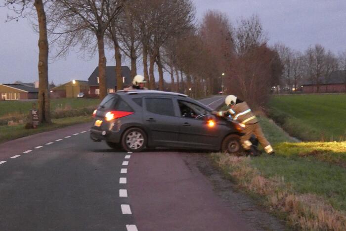 Auto vliegt onder het rijden in brand