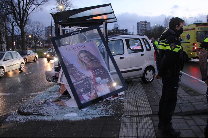 Automobilist Rijdt bushokje aan diggelen