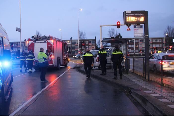 Automobilist Rijdt bushokje aan diggelen