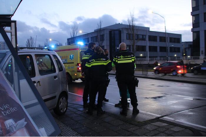 Automobilist Rijdt bushokje aan diggelen