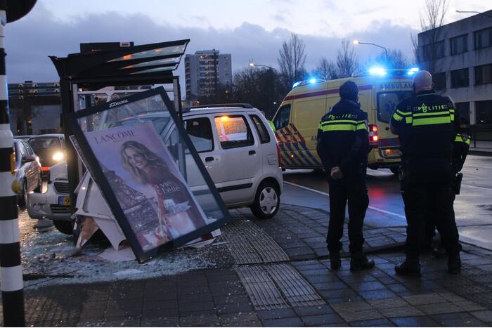 Automobilist Rijdt bushokje aan diggelen