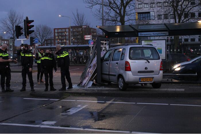 Automobilist Rijdt bushokje aan diggelen