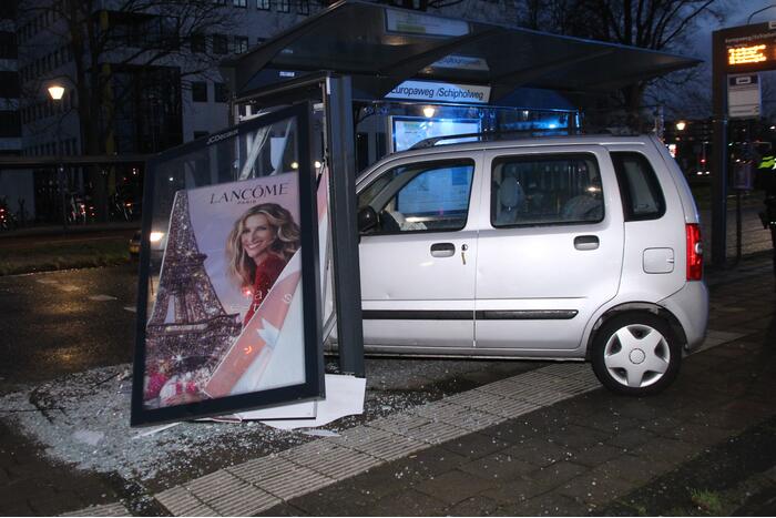 Automobilist Rijdt bushokje aan diggelen