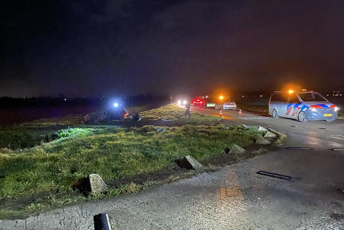 Auto eindigt in sloot bij aanrijding