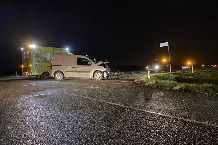 Auto eindigt in sloot bij aanrijding
