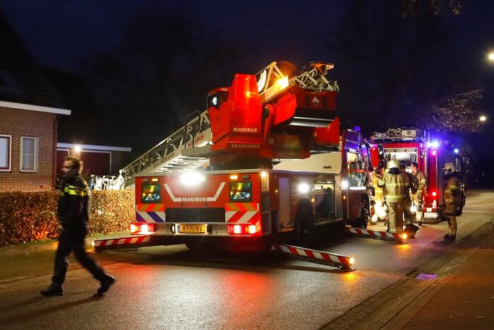 Bewoners proberen zelf brand te blussen