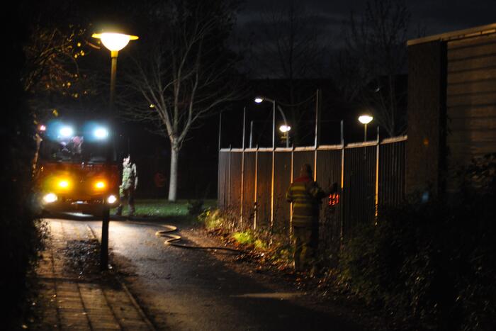 Auto mogelijk aangestoken bij autobedrijf Metz