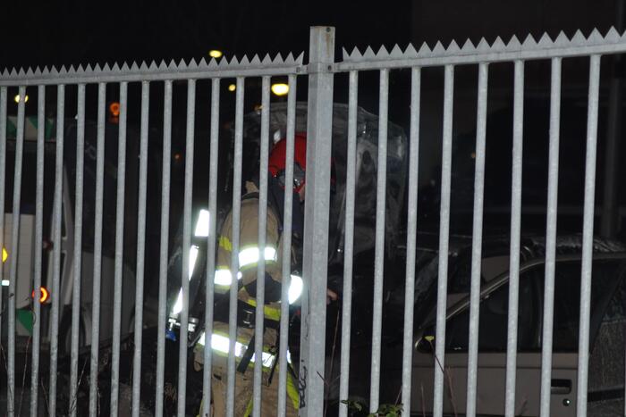 Auto mogelijk aangestoken bij autobedrijf Metz