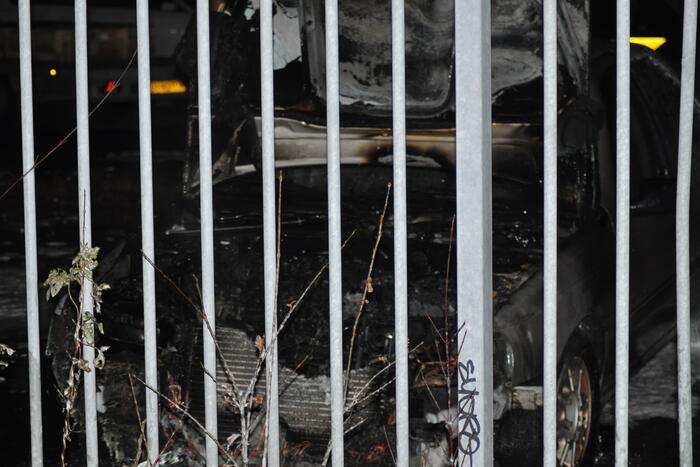 Auto mogelijk aangestoken bij autobedrijf Metz