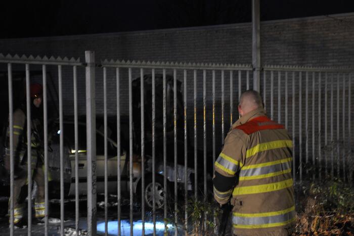 Auto mogelijk aangestoken bij autobedrijf Metz