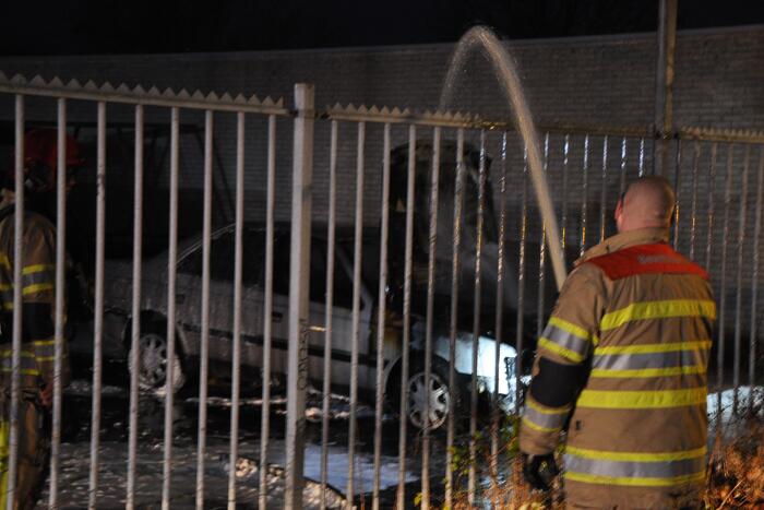 Auto mogelijk aangestoken bij autobedrijf Metz