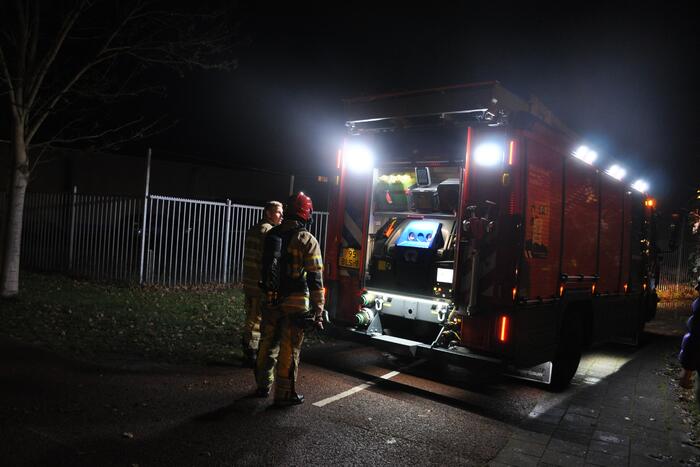 Auto mogelijk aangestoken bij autobedrijf Metz