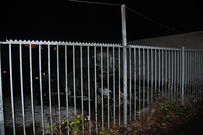 Auto mogelijk aangestoken bij autobedrijf Metz