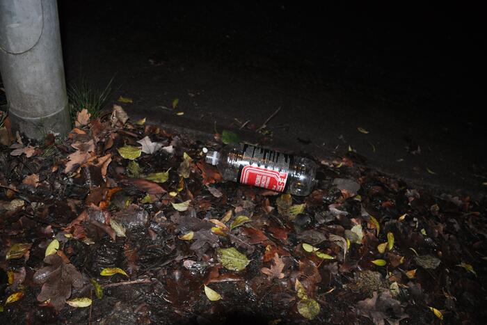 Auto mogelijk aangestoken bij autobedrijf Metz