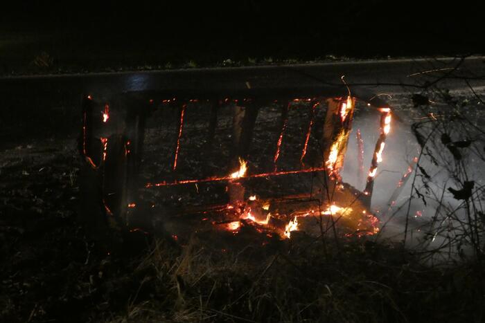 Houten bank in vlammen opgegaan
