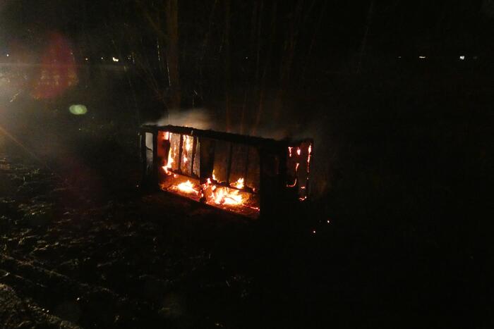 Houten bank in vlammen opgegaan