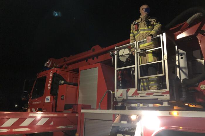 Kat valt van schrik in schoorsteenpijp