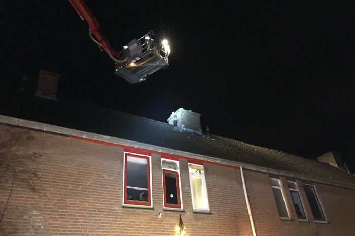 Kat valt van schrik in schoorsteenpijp