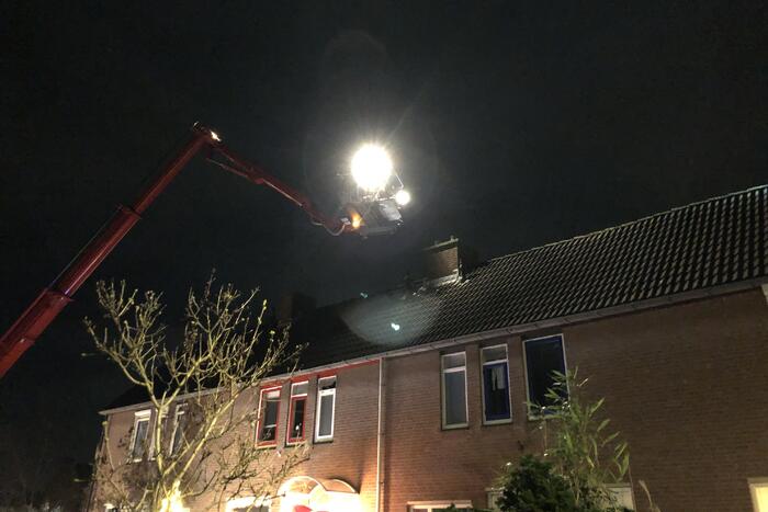 Kat valt van schrik in schoorsteenpijp