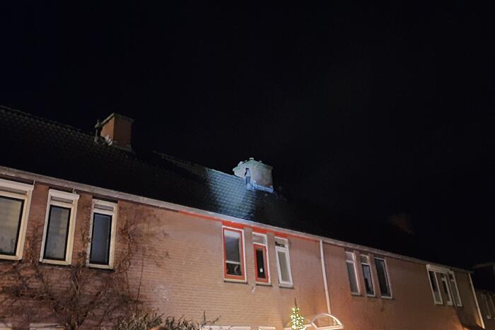 Kat valt van schrik in schoorsteenpijp