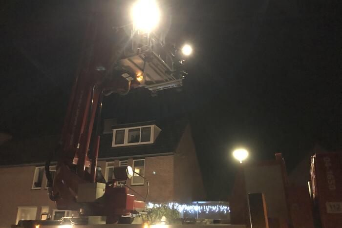 Kat valt van schrik in schoorsteenpijp