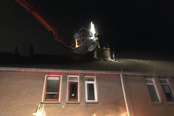 Kat valt van schrik in schoorsteenpijp