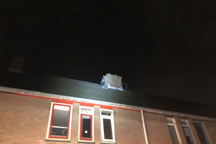 Kat valt van schrik in schoorsteenpijp