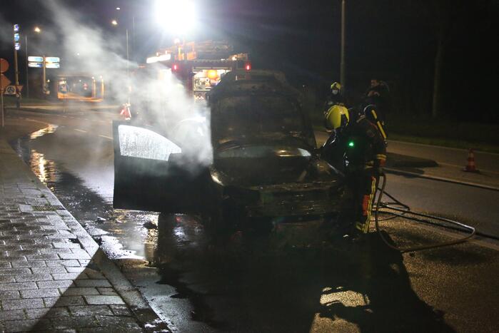 Auto brandt volledig uit