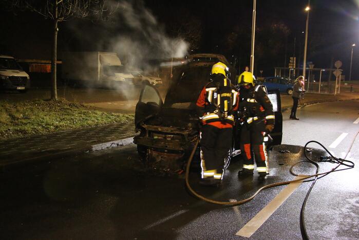 Auto brandt volledig uit