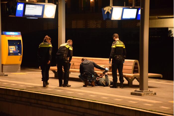 Politie doet meerdere aanhoudingen op NS-station