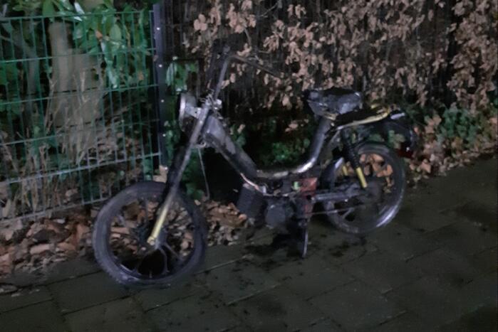 Scooter naast heg uitgebrand