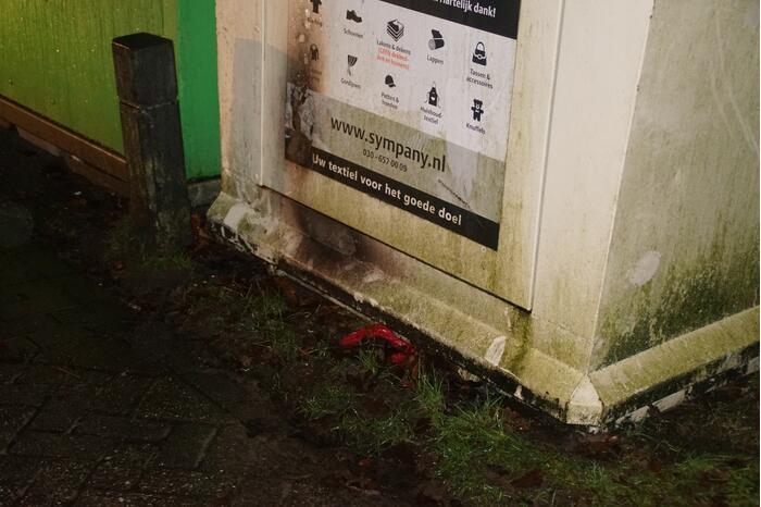 Brand in kledingcontainer snel geblust