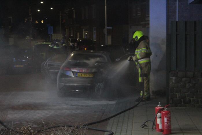 Auto loopt veel schade op bij brand