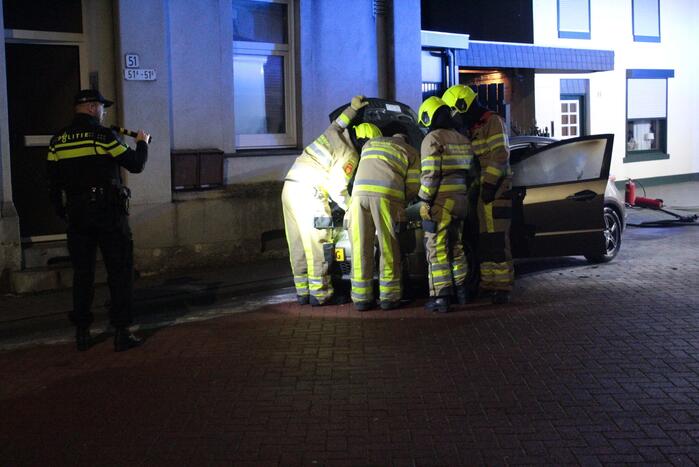 Auto loopt veel schade op bij brand