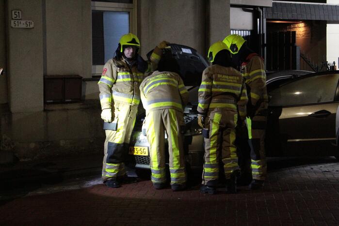 Auto loopt veel schade op bij brand