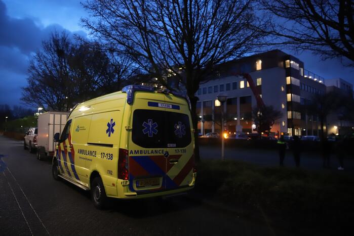 Appartementencomplex vol rook door brand