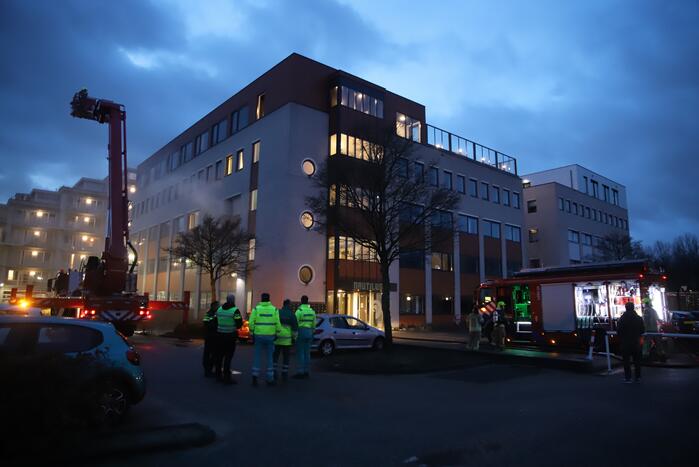 Appartementencomplex vol rook door brand