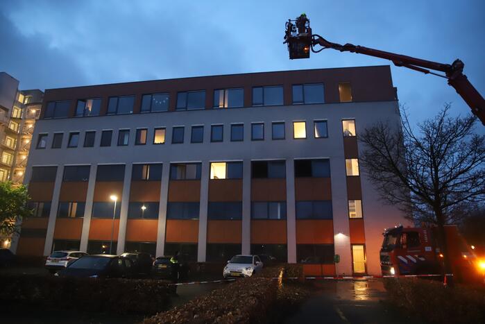 Appartementencomplex vol rook door brand