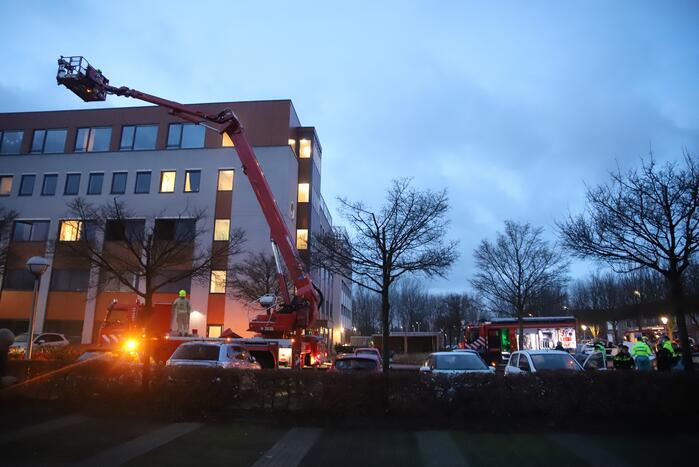 Appartementencomplex vol rook door brand