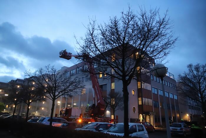 Appartementencomplex vol rook door brand