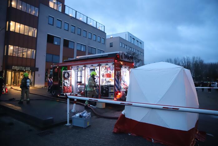 Appartementencomplex vol rook door brand