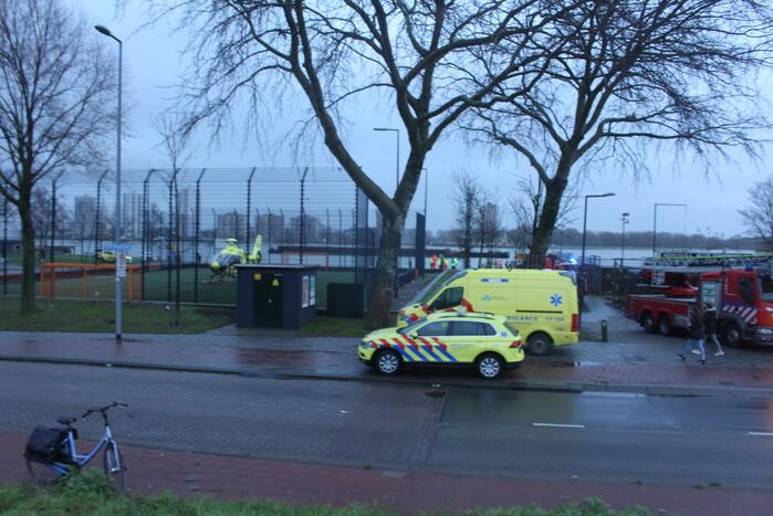 Auto rijdt Nieuwe Maas in