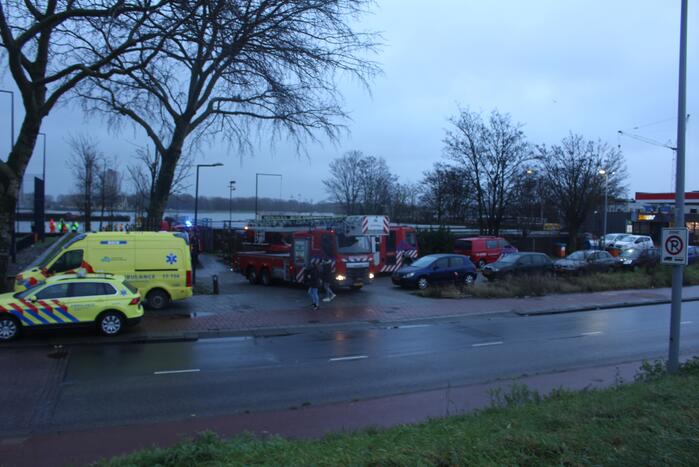 Auto rijdt Nieuwe Maas in