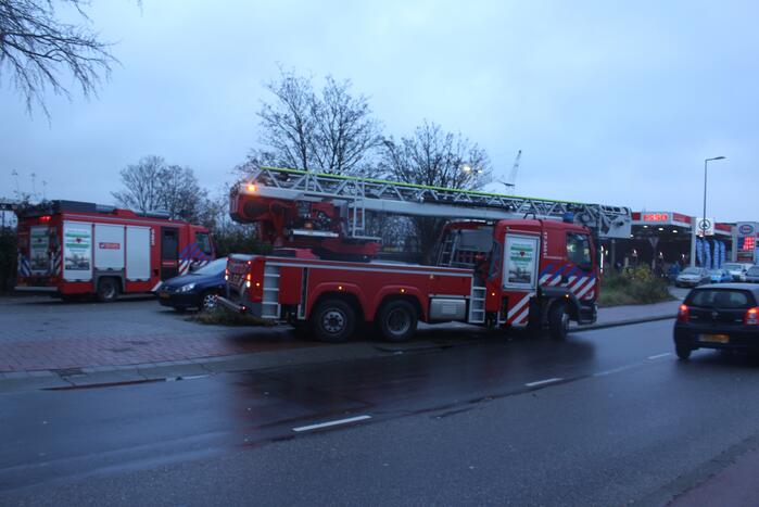 Auto rijdt Nieuwe Maas in