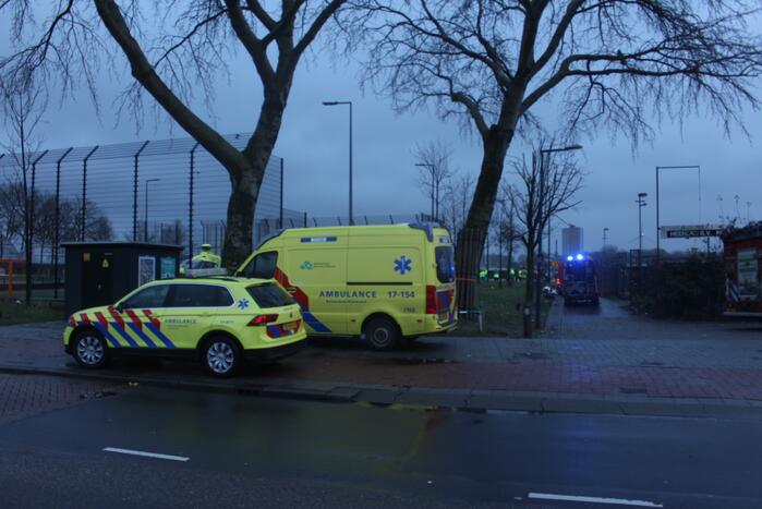 Auto rijdt Nieuwe Maas in