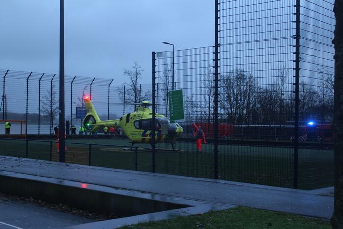 Auto rijdt Nieuwe Maas in